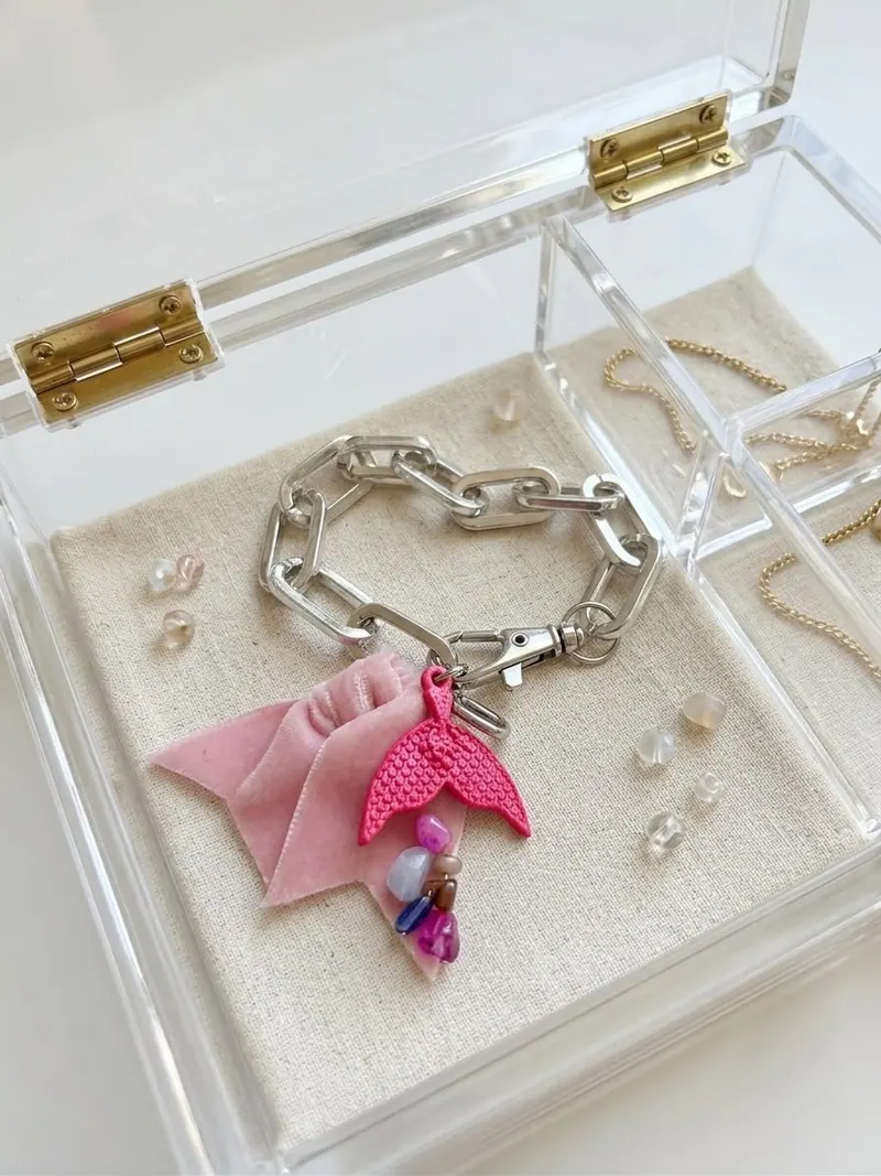 Pulseira de elos prateados com fita de veludo rosa e pingente de cauda de sereia